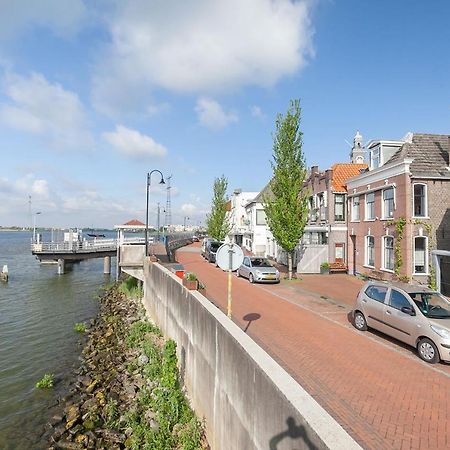 De Kapiteinshut Aan De Rivier Met Xl Ligbad En Sauna Lekkerkerk Exteriör bild