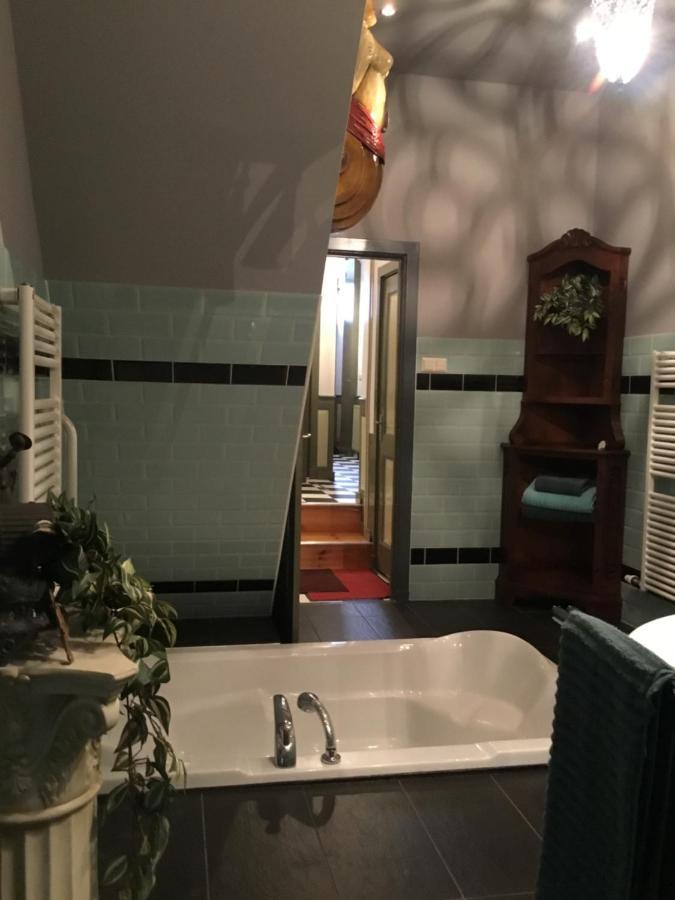 De Kapiteinshut Aan De Rivier Met Xl Ligbad En Sauna Lekkerkerk Exteriör bild
