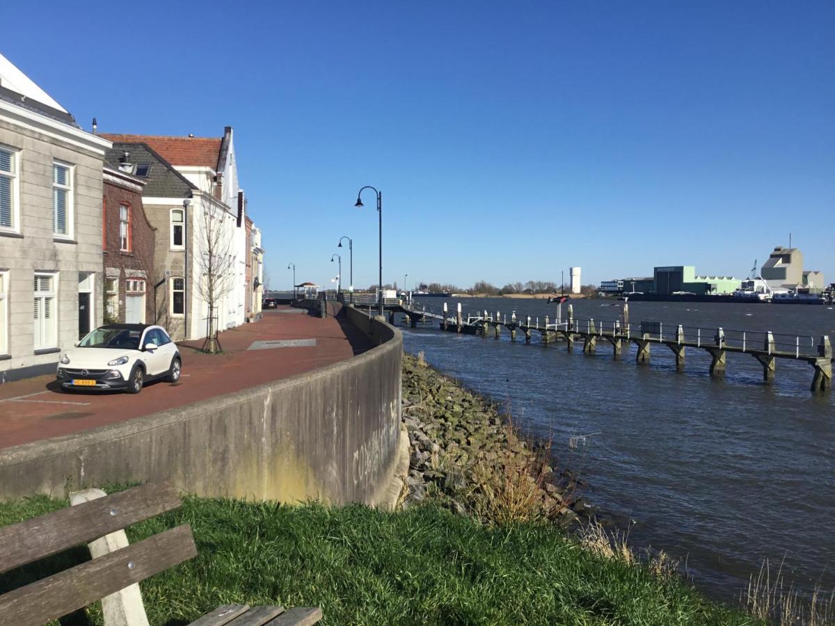 De Kapiteinshut Aan De Rivier Met Xl Ligbad En Sauna Lekkerkerk Exteriör bild
