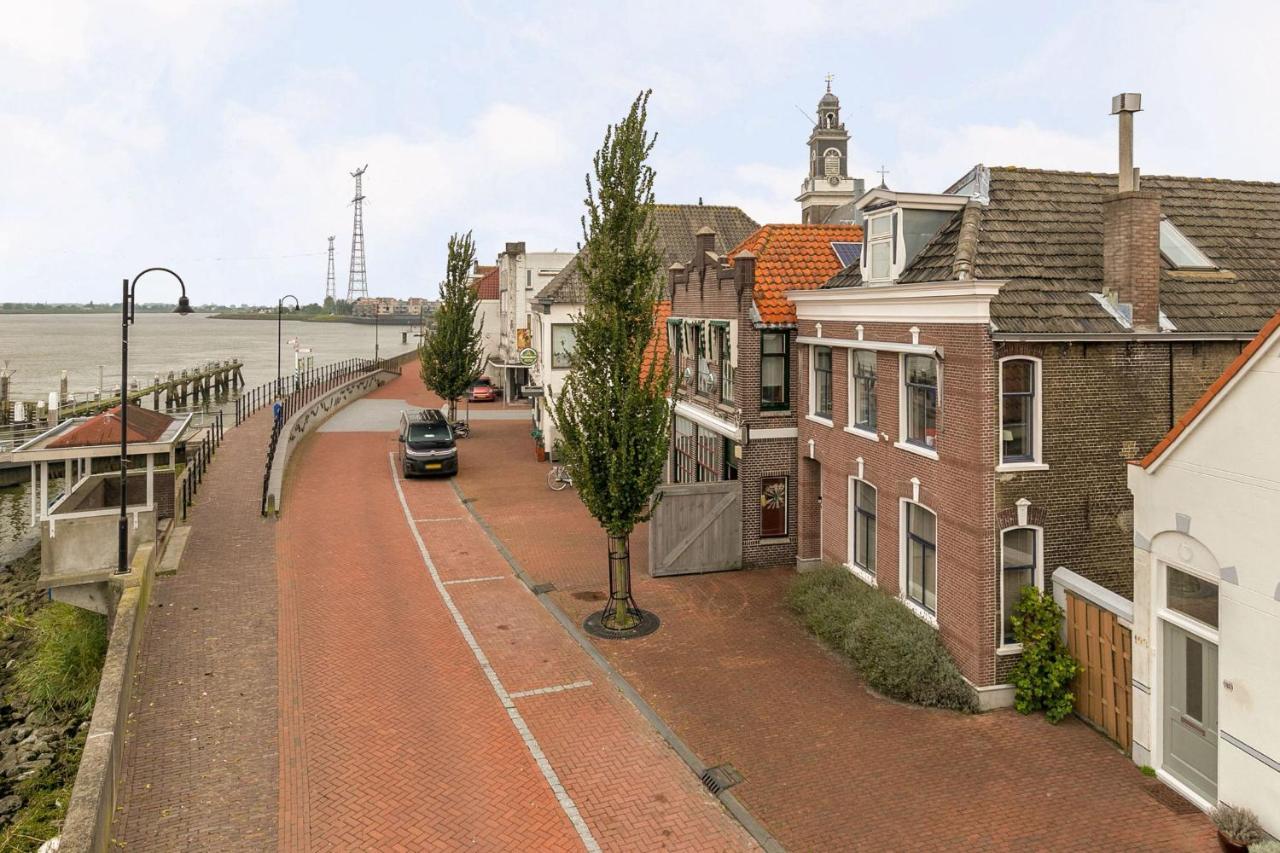 De Kapiteinshut Aan De Rivier Met Xl Ligbad En Sauna Lekkerkerk Exteriör bild
