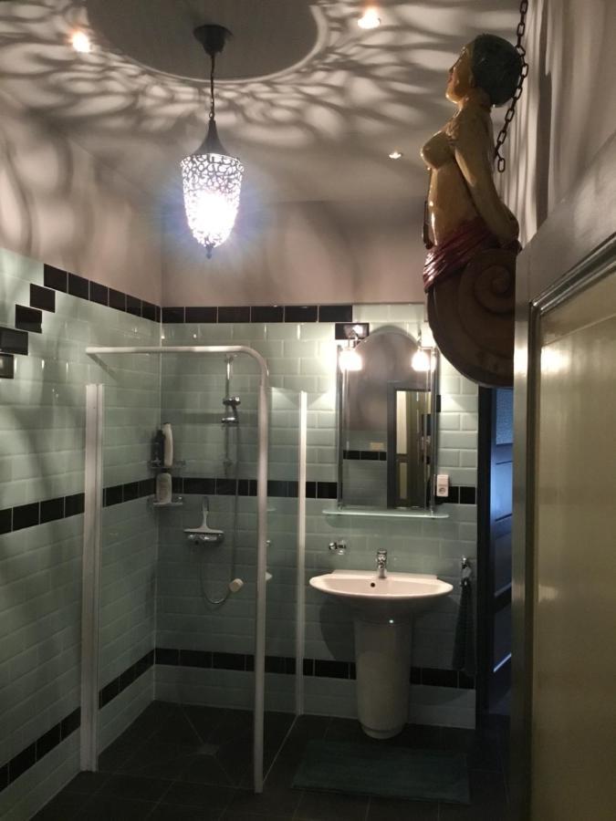 De Kapiteinshut Aan De Rivier Met Xl Ligbad En Sauna Lekkerkerk Exteriör bild