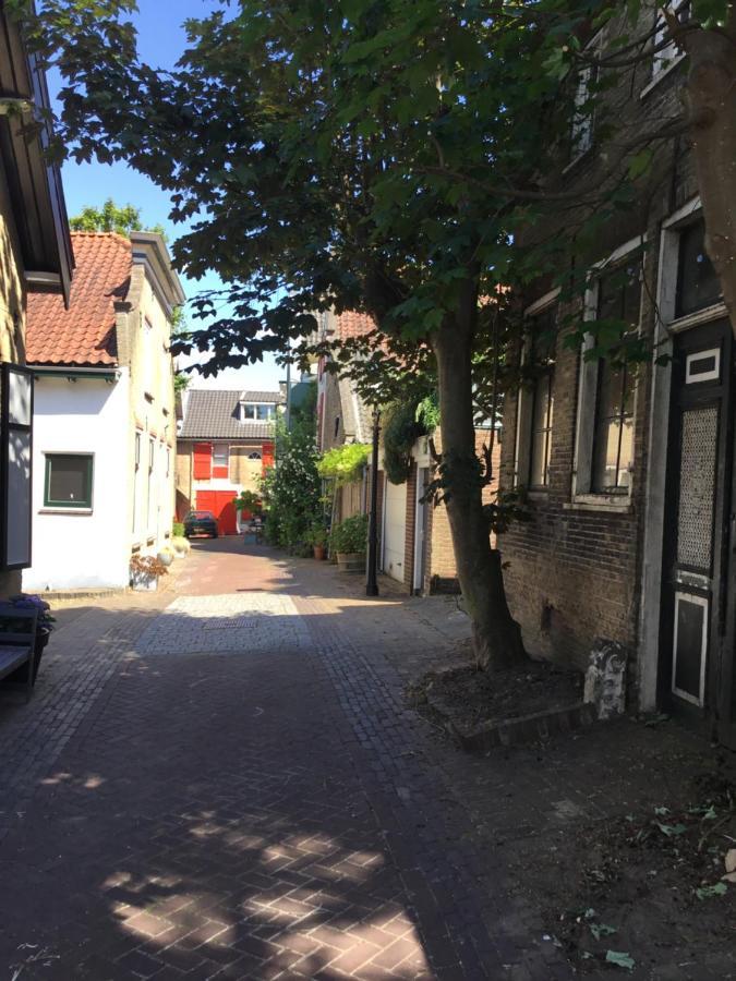 De Kapiteinshut Aan De Rivier Met Xl Ligbad En Sauna Lekkerkerk Exteriör bild