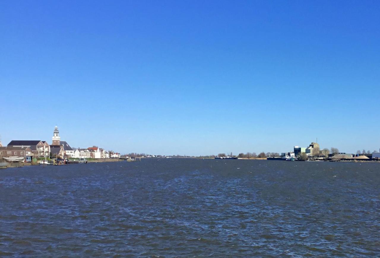 De Kapiteinshut Aan De Rivier Met Xl Ligbad En Sauna Lekkerkerk Exteriör bild