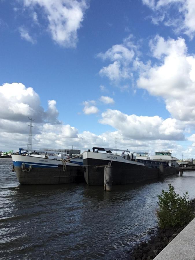 De Kapiteinshut Aan De Rivier Met Xl Ligbad En Sauna Lekkerkerk Exteriör bild