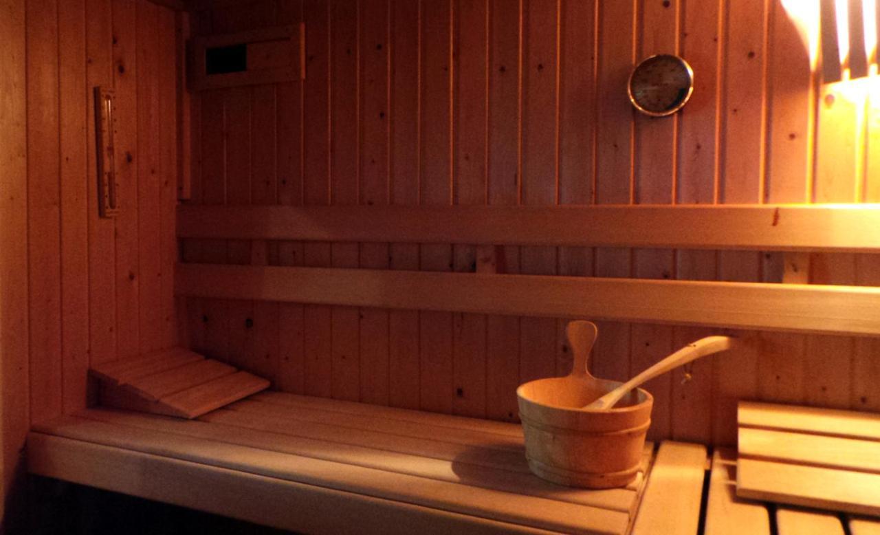 De Kapiteinshut Aan De Rivier Met Xl Ligbad En Sauna Lekkerkerk Exteriör bild