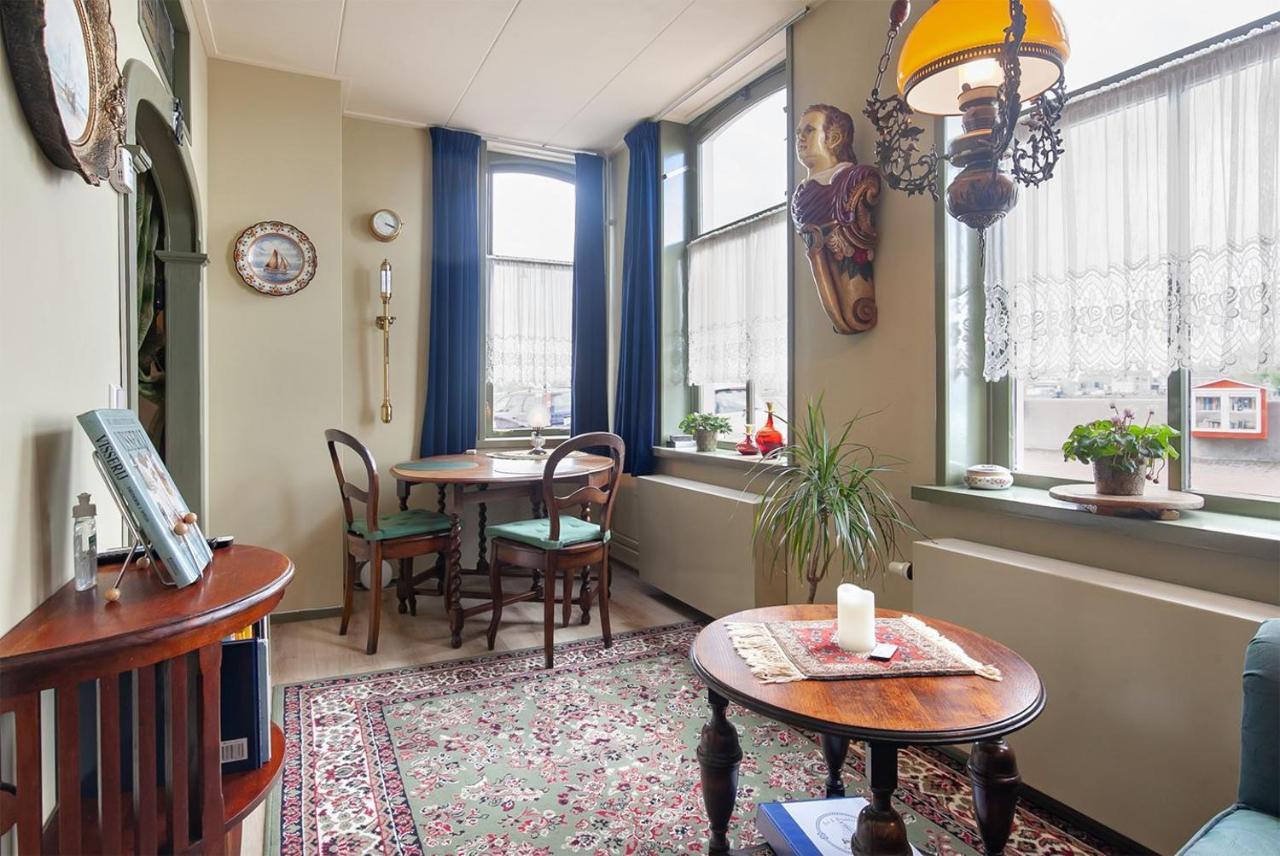 De Kapiteinshut Aan De Rivier Met Xl Ligbad En Sauna Lekkerkerk Exteriör bild