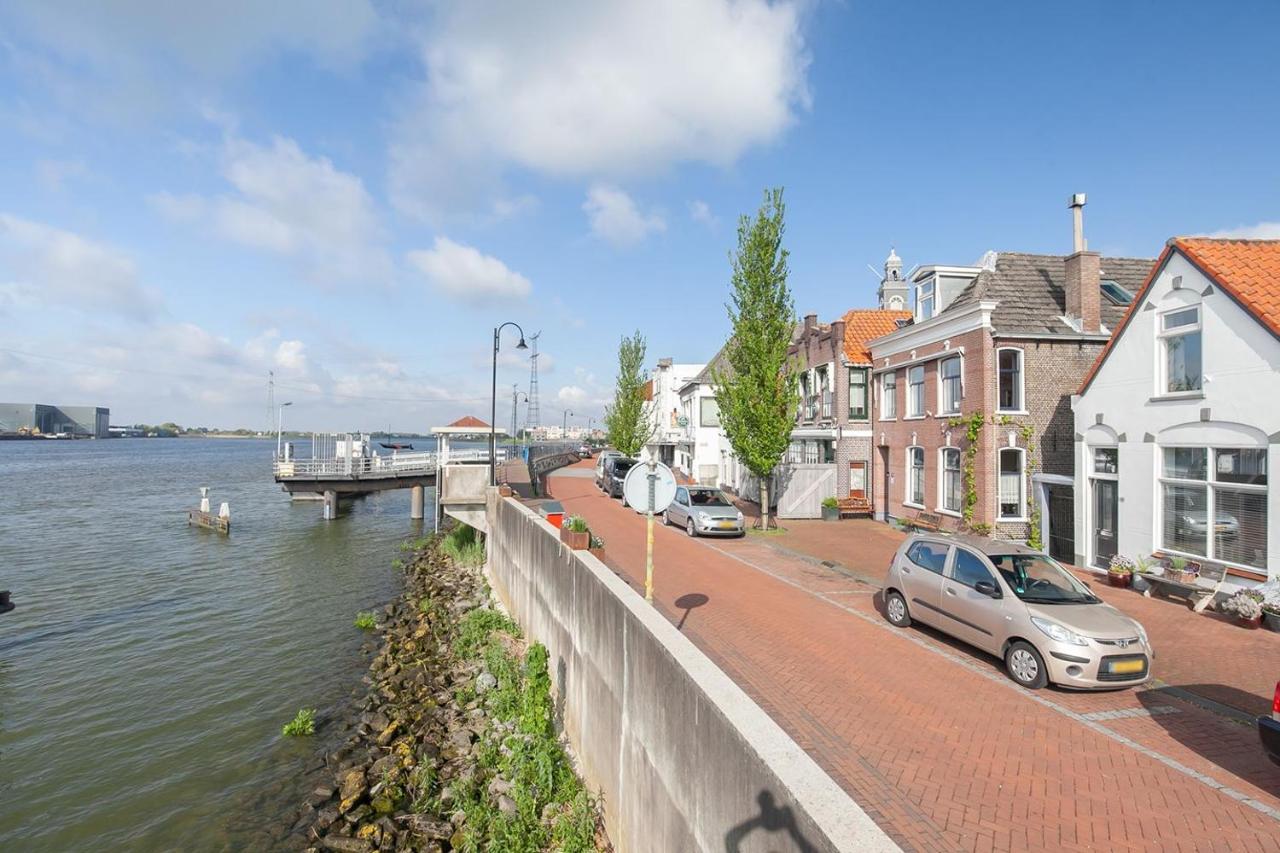 De Kapiteinshut Aan De Rivier Met Xl Ligbad En Sauna Lekkerkerk Exteriör bild