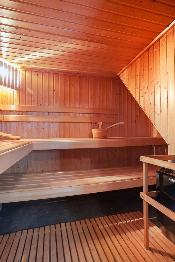 De Kapiteinshut Aan De Rivier Met Xl Ligbad En Sauna Lekkerkerk Exteriör bild