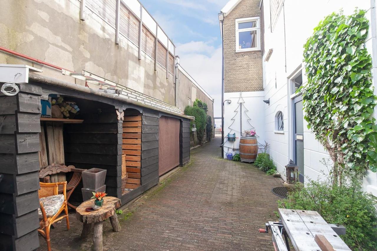 De Kapiteinshut Aan De Rivier Met Xl Ligbad En Sauna Lekkerkerk Exteriör bild