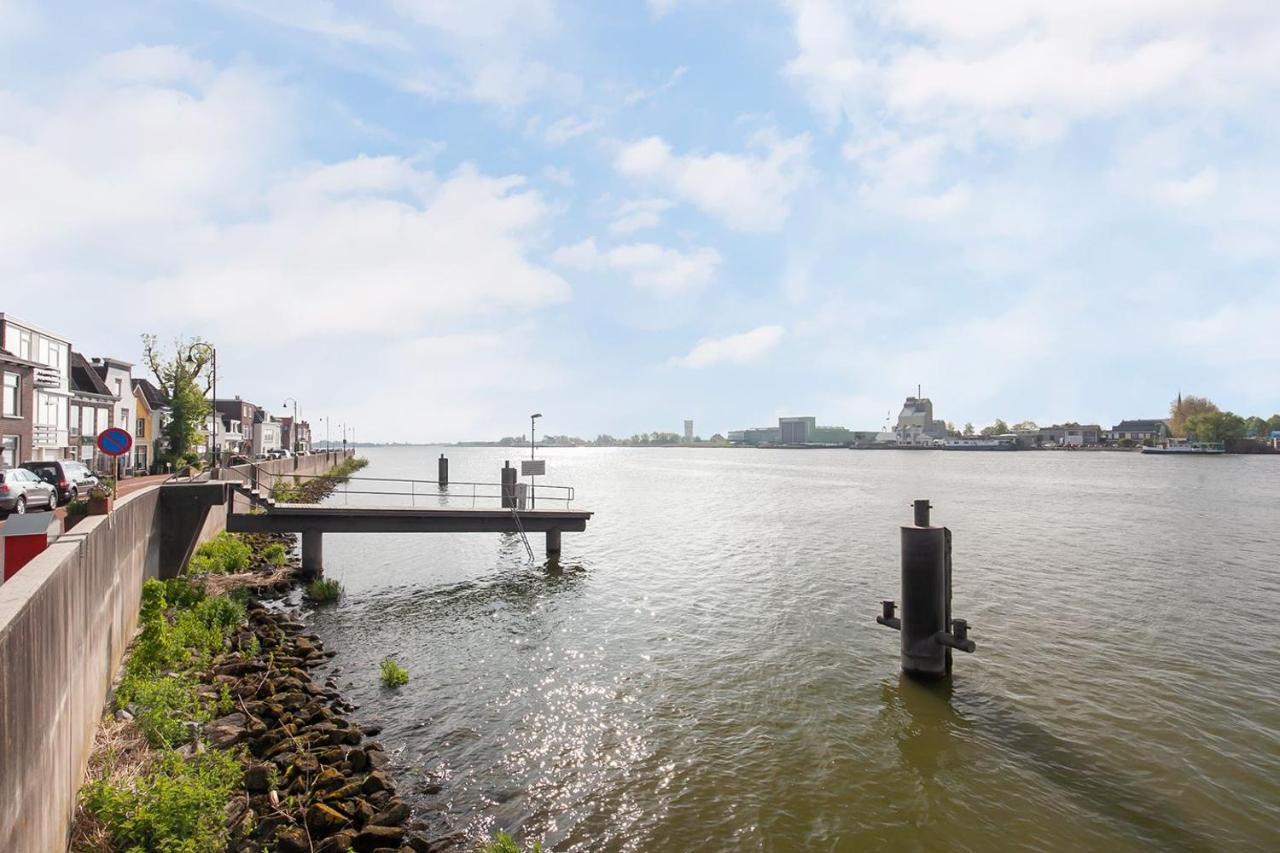 De Kapiteinshut Aan De Rivier Met Xl Ligbad En Sauna Lekkerkerk Exteriör bild
